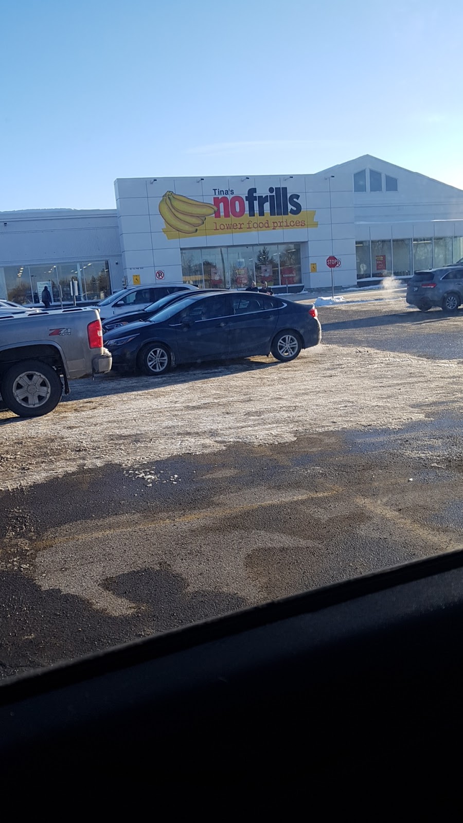 Tinas No Frills | 900 Pine Rd #101, Strathmore, AB T1P 1C1, Canada | Phone: (866) 987-6453