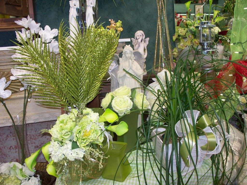 Margarets Fernlea Flowers & Gifts | 201 Broadway, Tillsonburg, ON N4G 3R2, Canada | Phone: (519) 842-8441