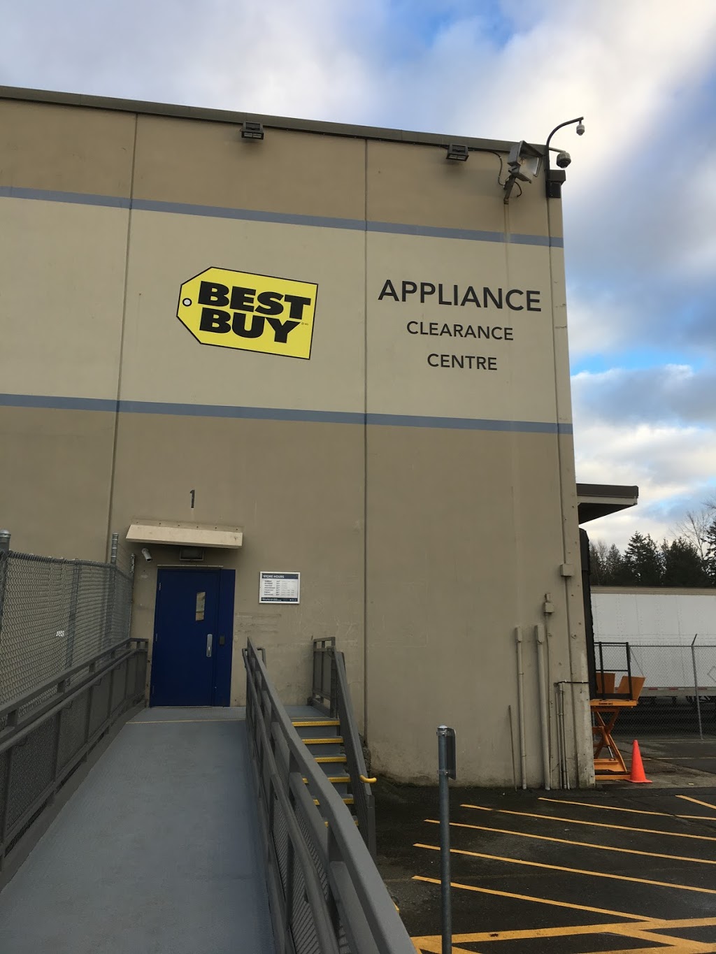 Best Buy Distribution Centre | 19890 92a Ave, Langley City, BC V1M 3A9, Canada | Phone: (604) 419-5500