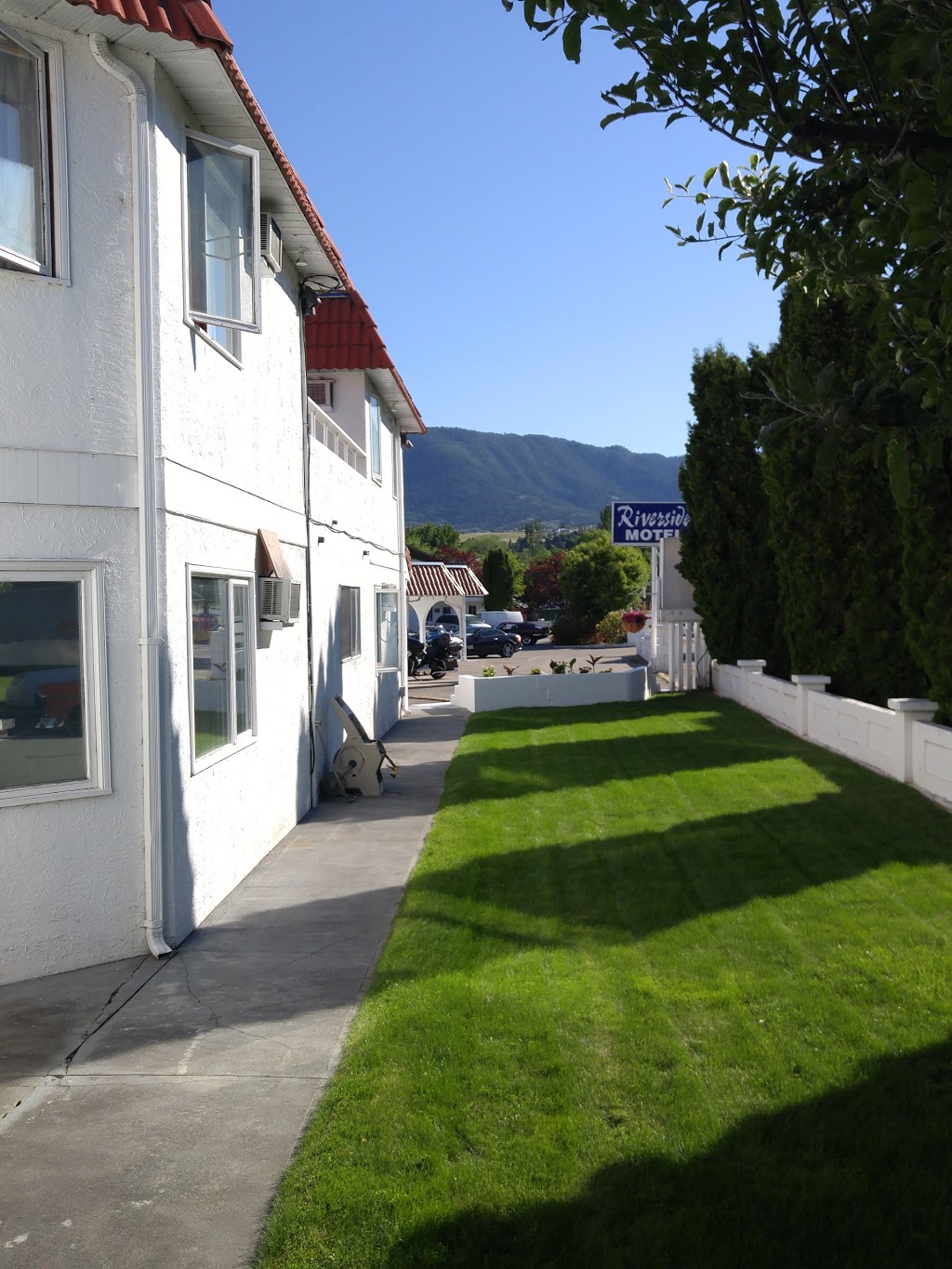 Riverside Motel | 110 Riverside Dr, Penticton, BC V2A 5Y4, Canada | Phone: (250) 492-2615