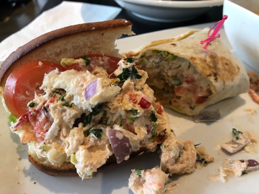 Dianas Oyster Bar and Grill | 2105 Lawrence Ave E, Scarborough, ON M1R 2Z4, Canada | Phone: (416) 288-1588
