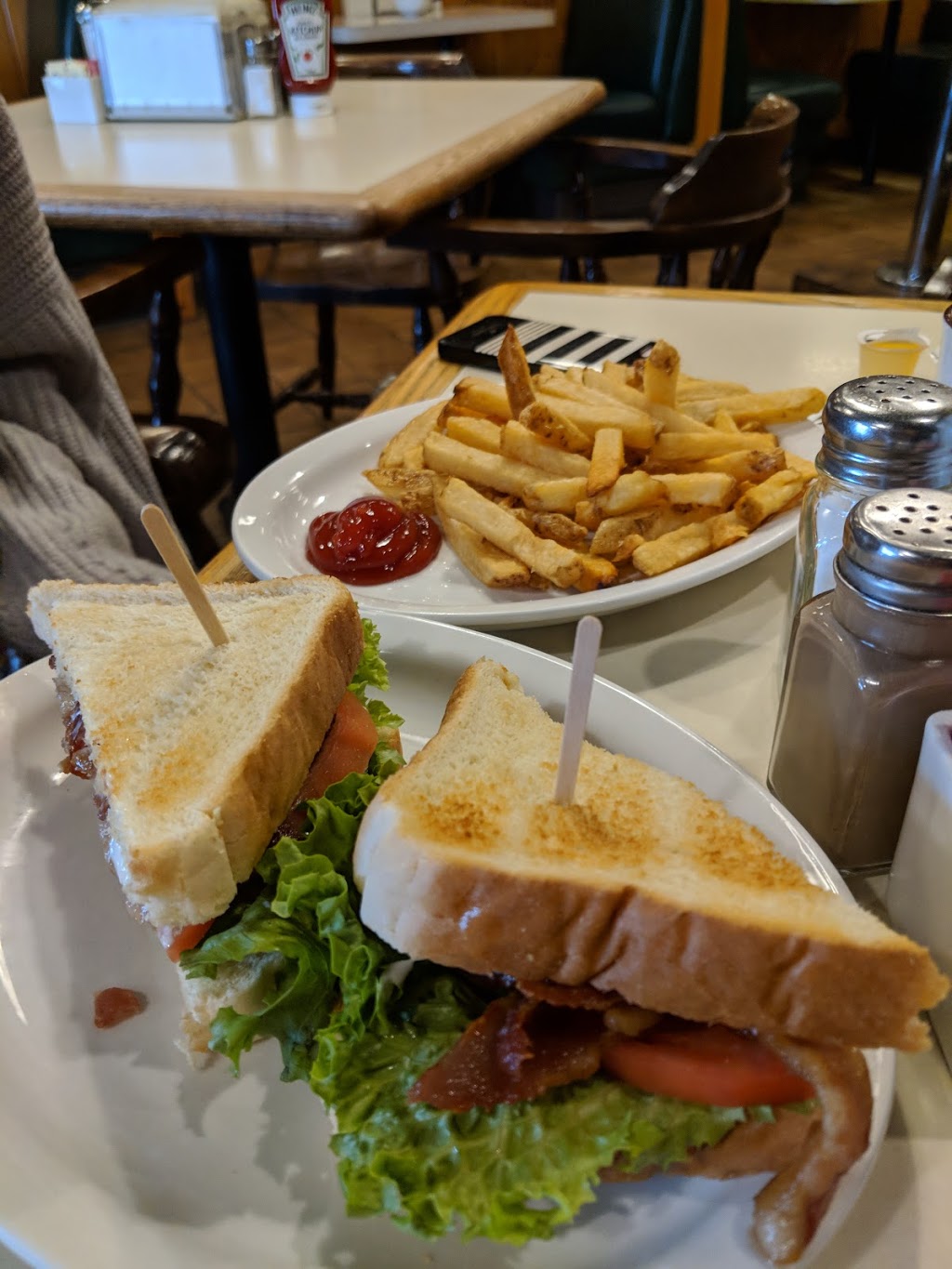 Lindas Eating Place & Coffee Shop | 1027 Bayfield St, Midhurst, ON L9X 0N1, Canada | Phone: (705) 739-8671