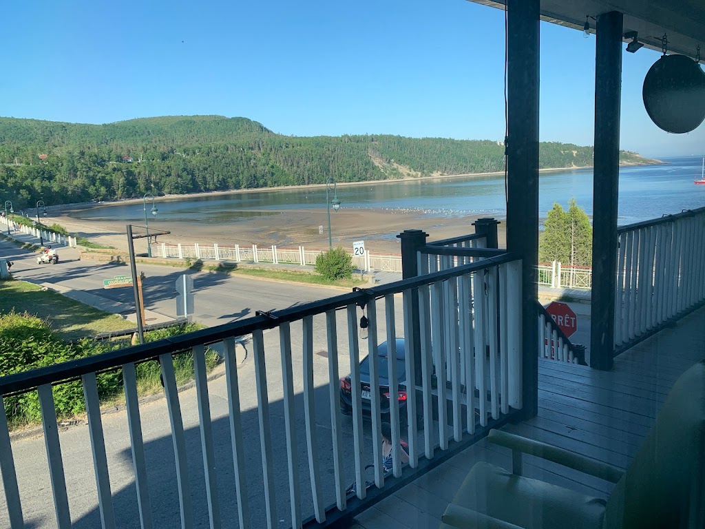 Auberge La Mer Veilleuse | 113 Rue de la Coupe de lIslet, Tadoussac, QC G0T 2A0, Canada | Phone: (418) 800-1348