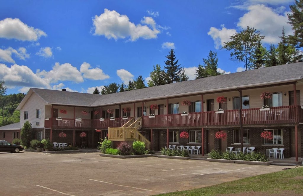 Motel Le Radisson de Val-David | 1480 QC-117, Val-David, QC J0T 2N0, Canada | Phone: (819) 322-2727