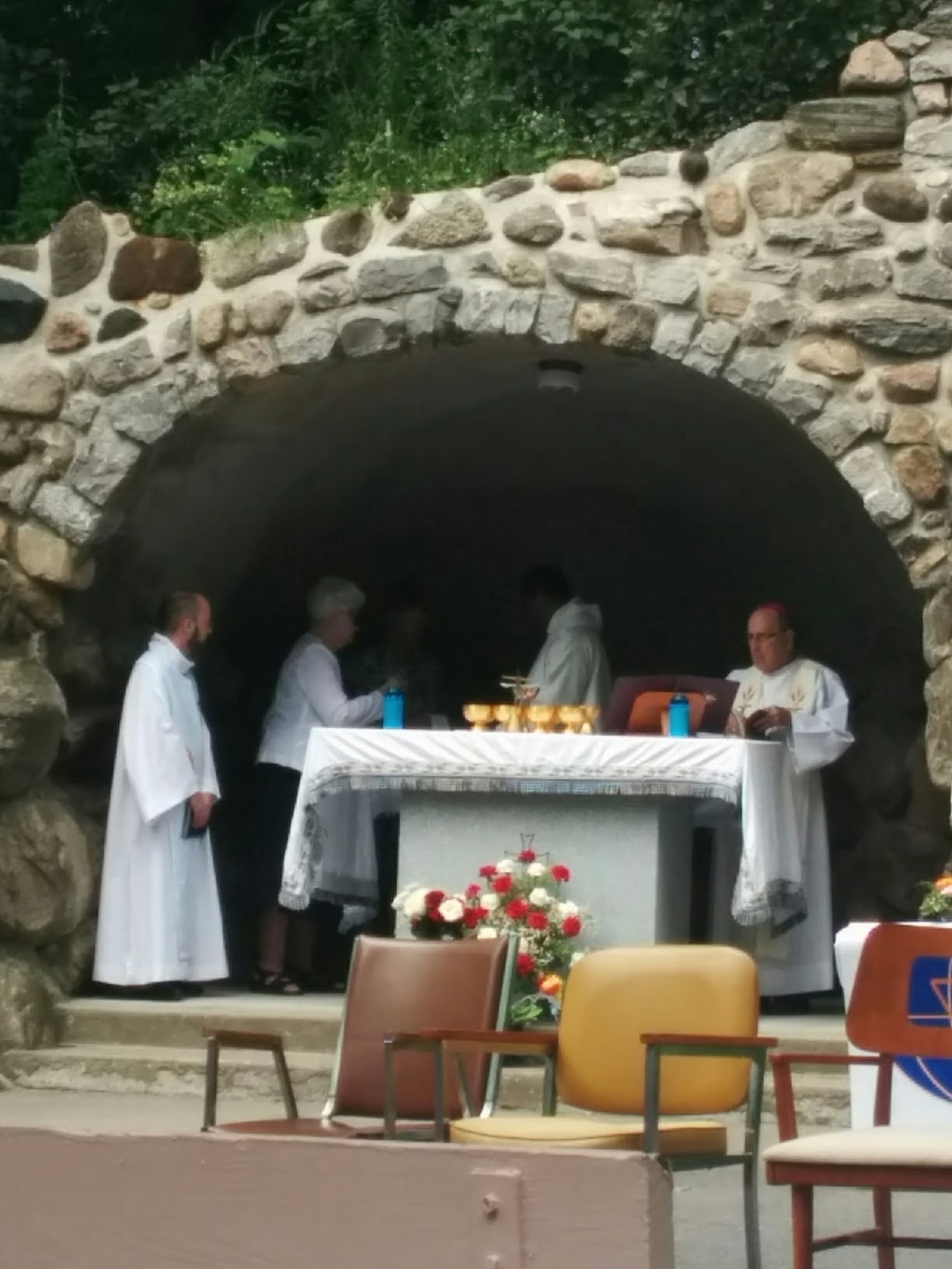 Grotte Notre Dame De Lourdes | 391 Montfort St, Vanier, ON K1L 8G8, Canada | Phone: (613) 745-4516