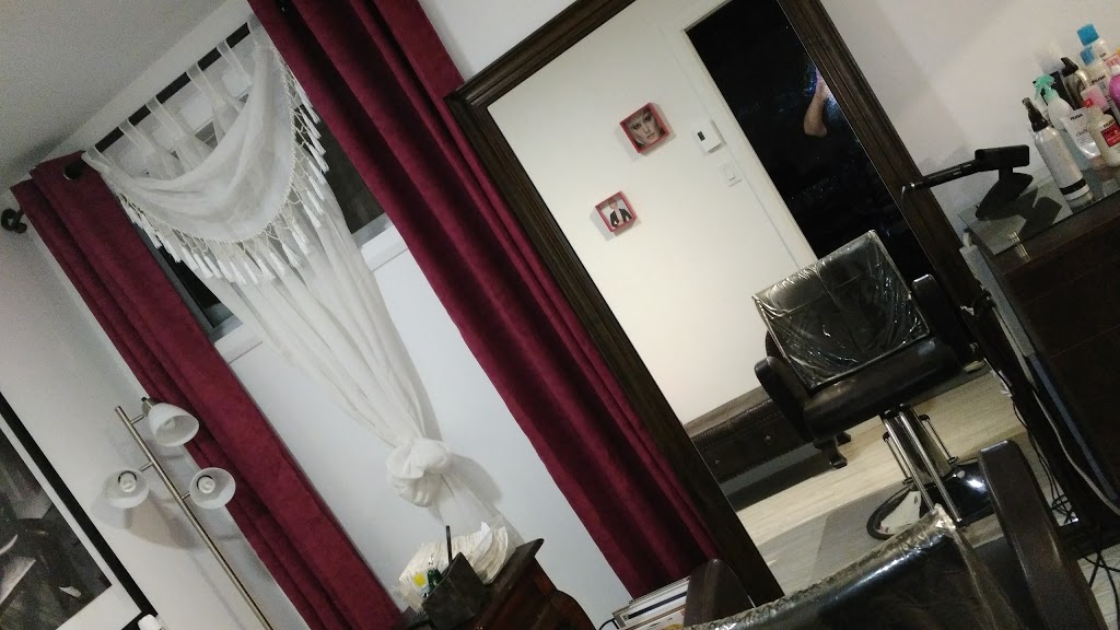 Coiffure Bellerose | 6 Rue des Spirées, Pont-Rouge, QC G3H 0C9, Canada | Phone: (418) 873-8005