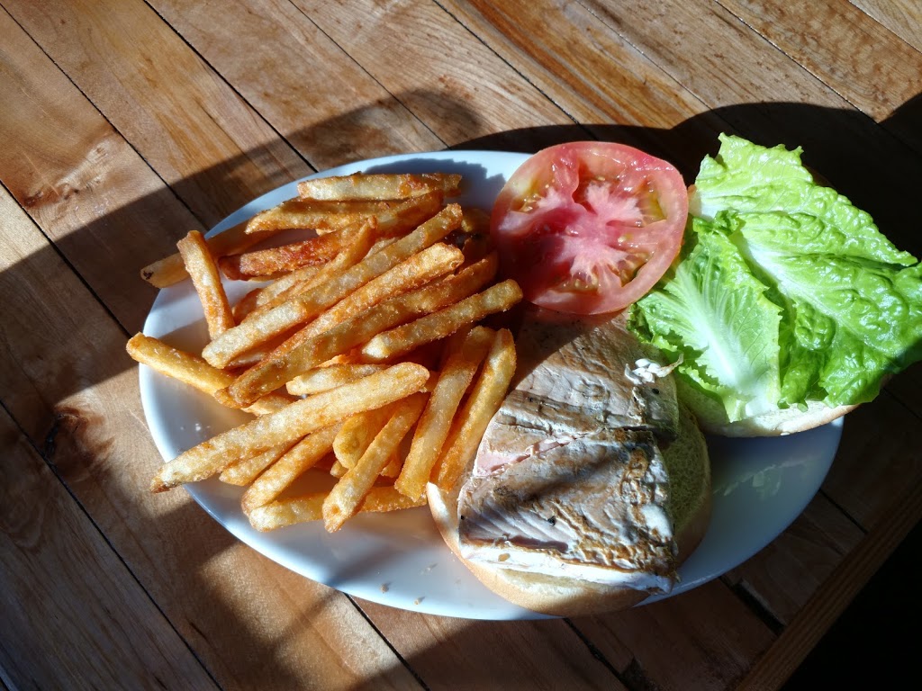 Kiniskis Reef Tavern | 1334 Gulf Rd, Point Roberts, WA 98281, USA | Phone: (360) 945-4042