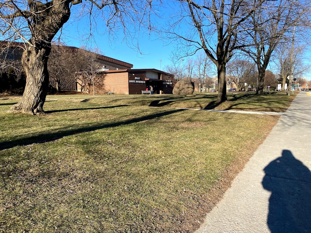 Aréna Samuel Moskovitch Arena | 6985 Chem. Mackle, Côte Saint-Luc, QC H4W 1A5, Canada | Phone: (514) 485-6806