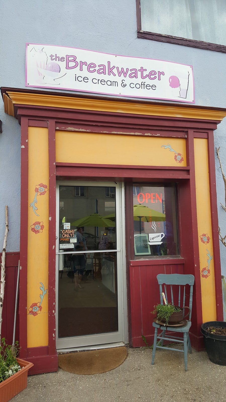 The Breakwater Ice Cream & Coffee Bar | 16 Main St, Winnipeg Beach, MB R0C 3G0, Canada | Phone: (204) 485-4896