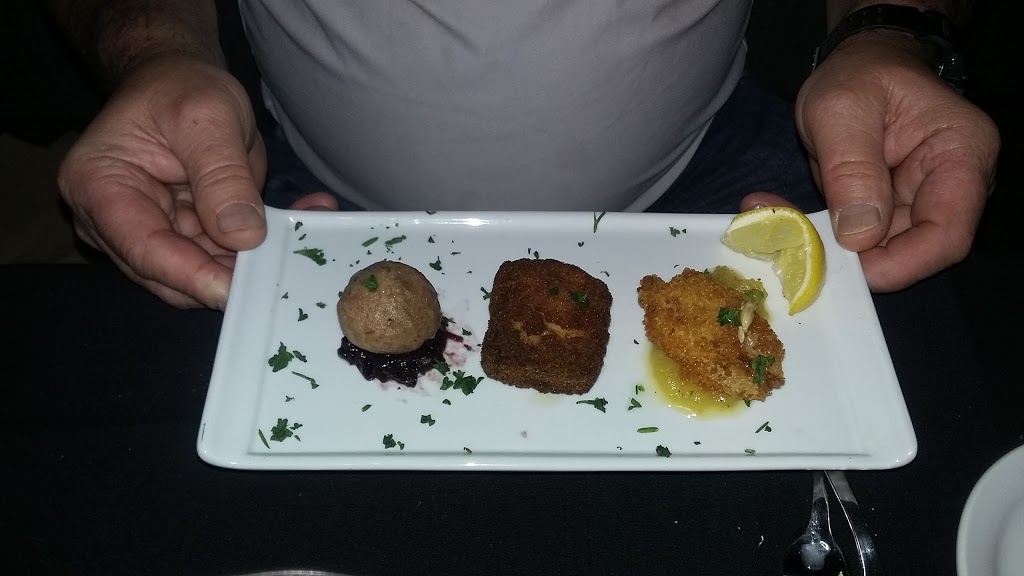 Comme Chez Soi - Restaurant & Auberge | 3219 Rue Principale O, Magog, QC J1X 0J6, Canada | Phone: (819) 868-2233