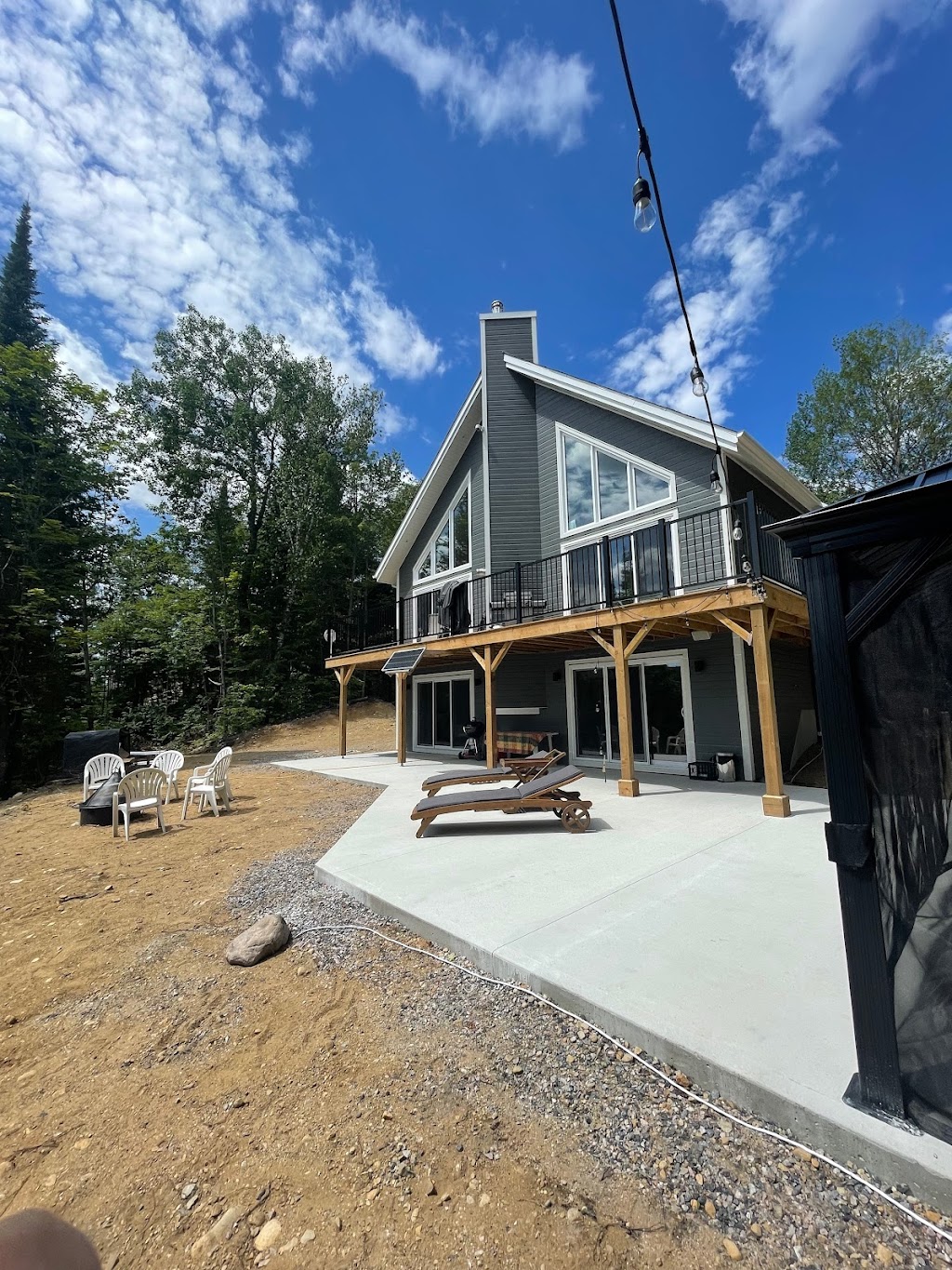Tranquilité sur le lac | 206 Ch. de lEsker, Lac-des-Îles, QC J0W 1J0, Canada | Phone: (877) 819-5425
