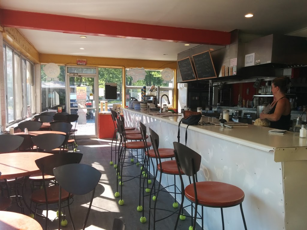 Resto Le Charlot | 96 QC-202, Venise-en-Québec, QC J0J 2K0, Canada | Phone: (450) 210-4244