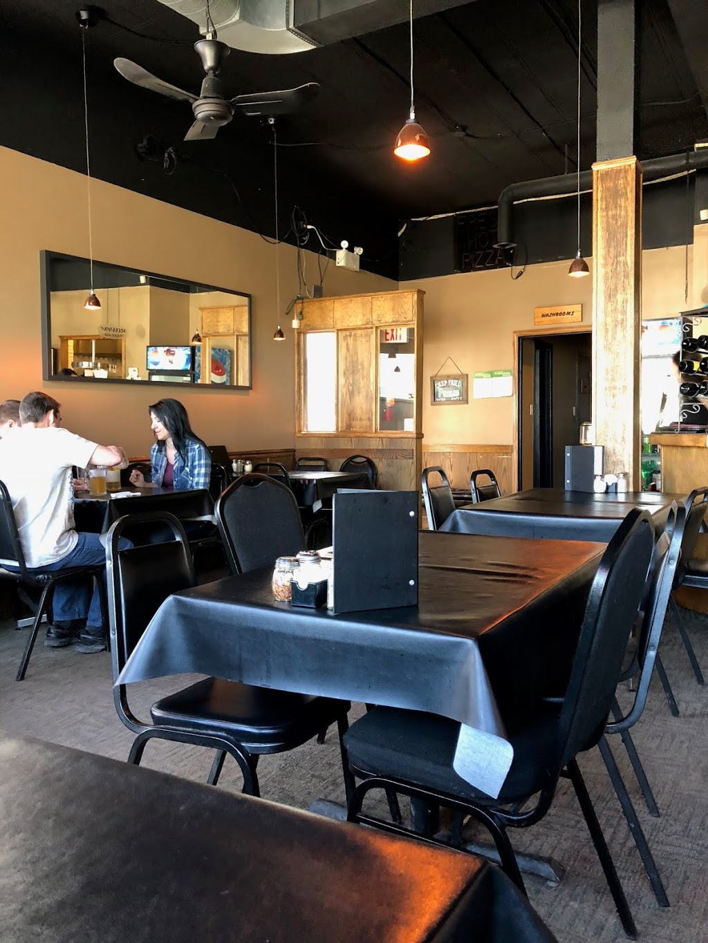 Brennivins Pizza Hus | 70 1 Ave, Gimli, MB R0C 1B0, Canada | Phone: (204) 642-5555