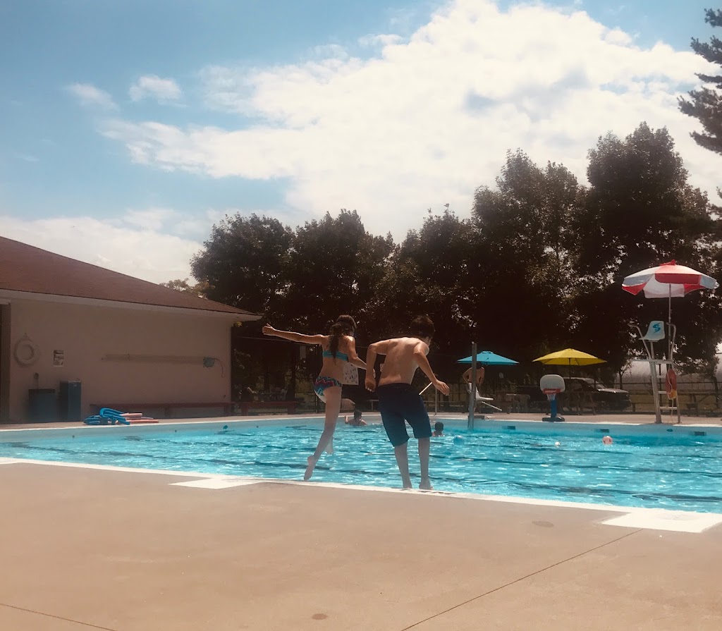 Piscine and tennis Ayers | 50 Rue Paul Émile Barbeau, Lachute, QC J8H 1Y2, Canada | Phone: (450) 562-3781 ext. 314