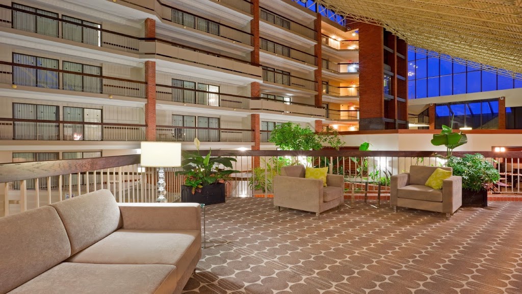 Holiday Inn Oakville (Centre) | 590 Argus Rd, Oakville, ON L6J 3J3, Canada | Phone: (905) 842-5000