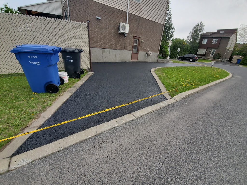 Asphalte Québec | 881 Rue Toussaint-Bénard, Boucherville, QC J4B 4G3, Canada | Phone: (438) 933-3330