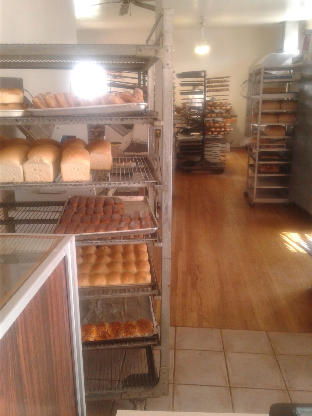 Maple Leaf Bakery | 424 4 Ave SW, Moose Jaw, SK S6H 5V4, Canada | Phone: (306) 692-8551