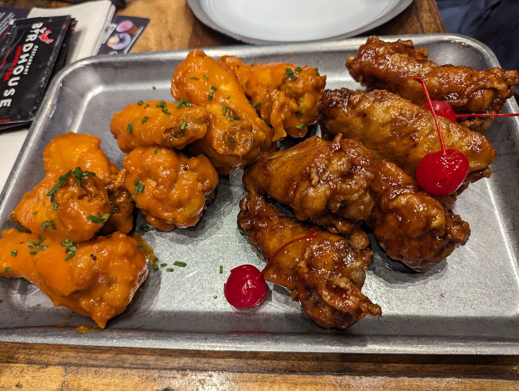Restaurant Birdhouse Wingerie & Bar | 63 Bd Brunswick, Dollard-des-Ormeaux, QC H9B 2N4, Canada | Phone: (514) 447-9631