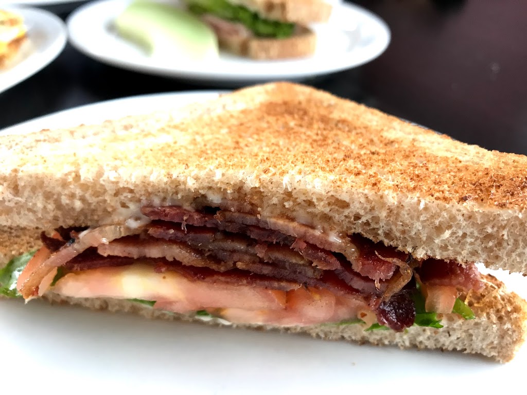 Donnellys | 17915 Leslie St, Newmarket, ON L3Y 3E3, Canada | Phone: (905) 235-5544