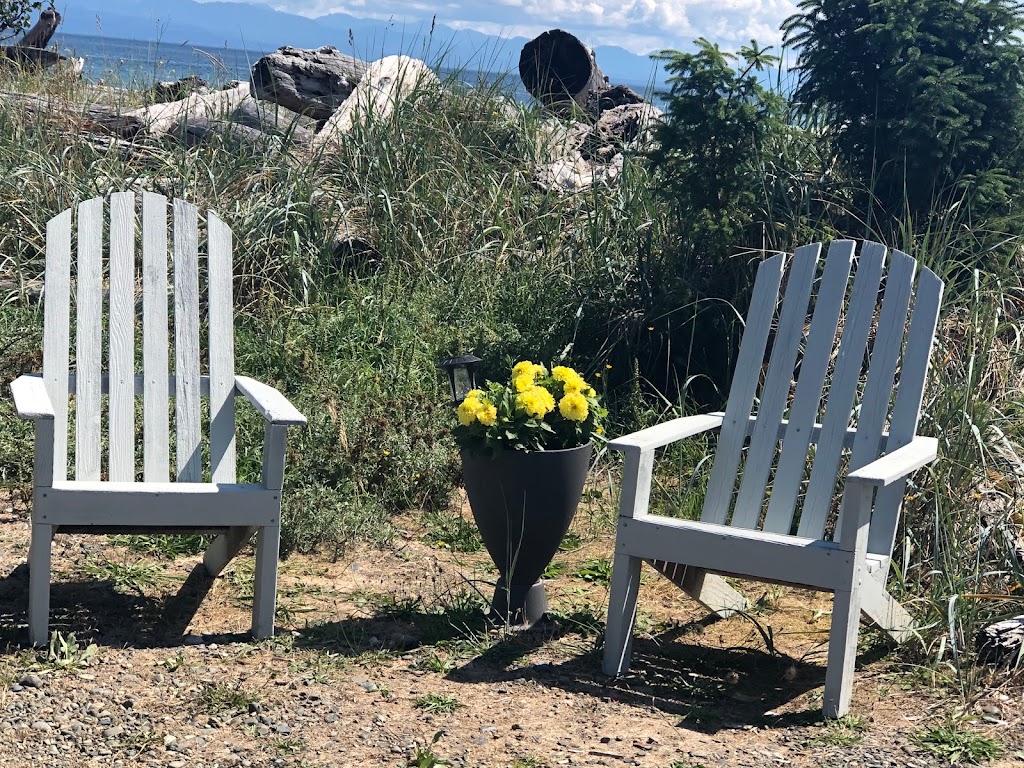 The Breakers Beachfront Resort | 8940 Clarkson Ave, Black Creek, BC V9J 1B1, Canada | Phone: (250) 337-5411