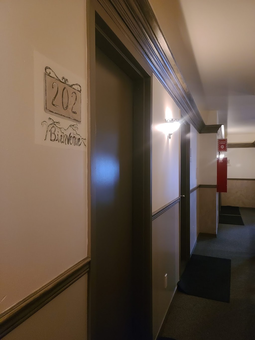 Hôtel Écono-Confort | 359 Av. de Grand-Mère, Grand-Mère, QC G9T 2H1, Canada | Phone: (819) 538-2020