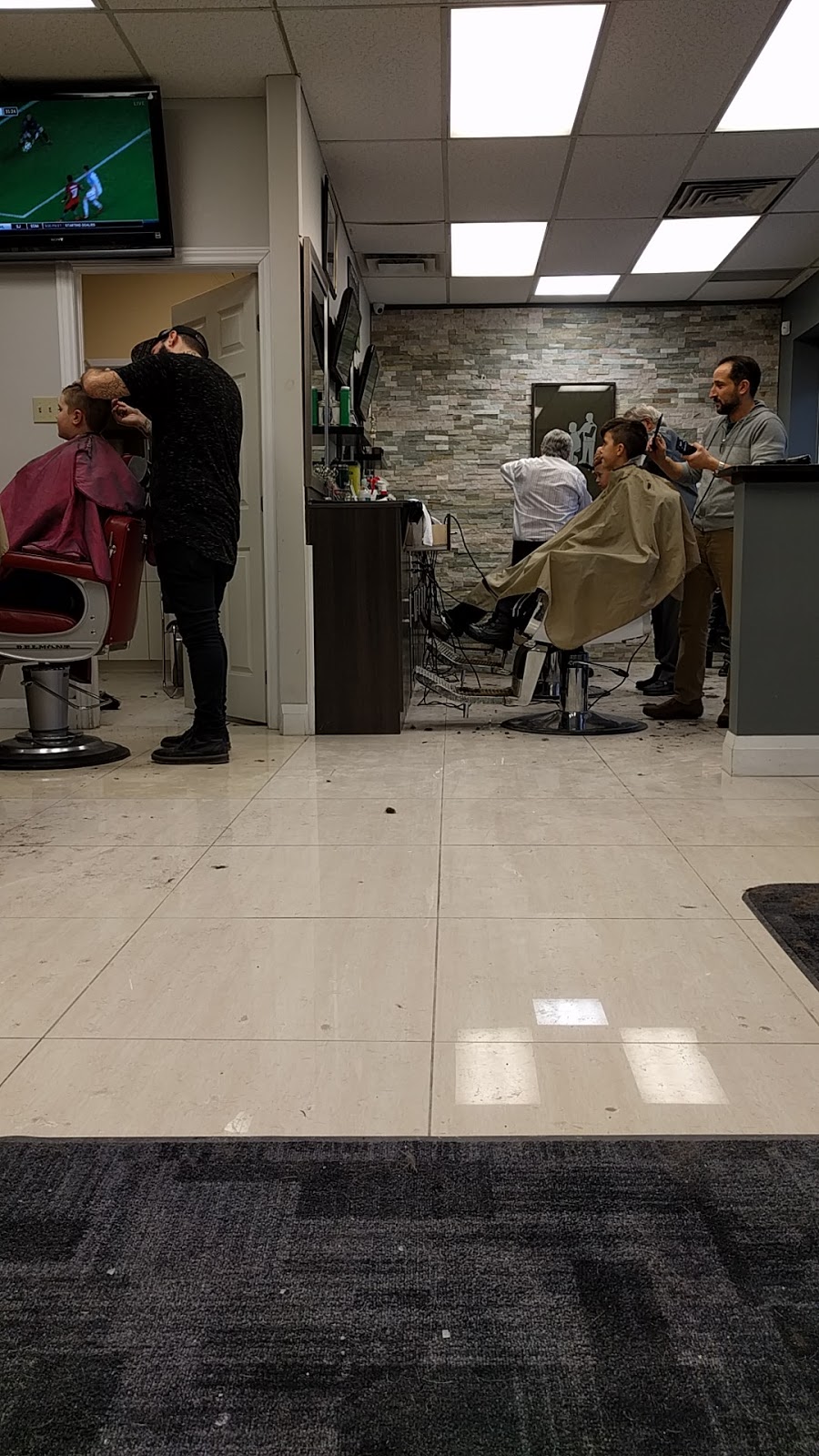 Carlos Barber Shop | 331 Bayfield St #8, Barrie, ON L4M 3C2, Canada | Phone: (705) 721-4400