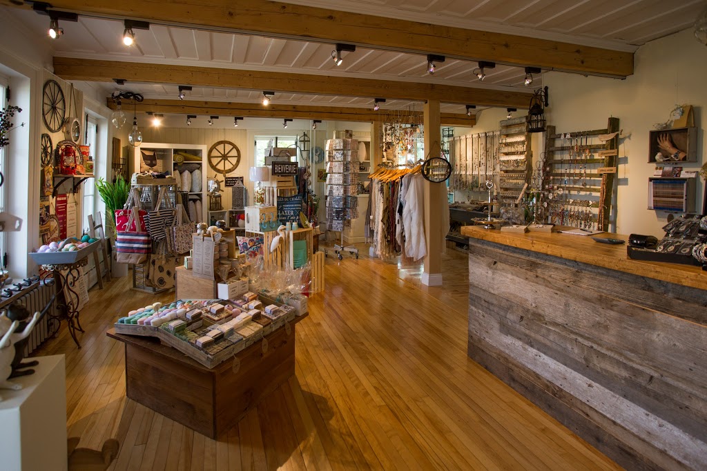 Boutique des Berges | 115 Avenue de Gaspé O, Saint-Jean-Port-Joli, QC G0R 3G0, Canada | Phone: (418) 998-9800