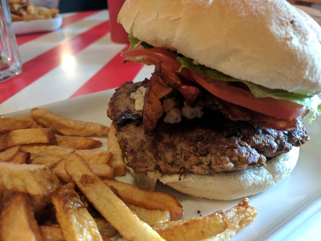 S-Bend Restaurant & Motel | 5801 ON-3, Sherkston, ON L0S 1R0, Canada | Phone: (905) 894-4072