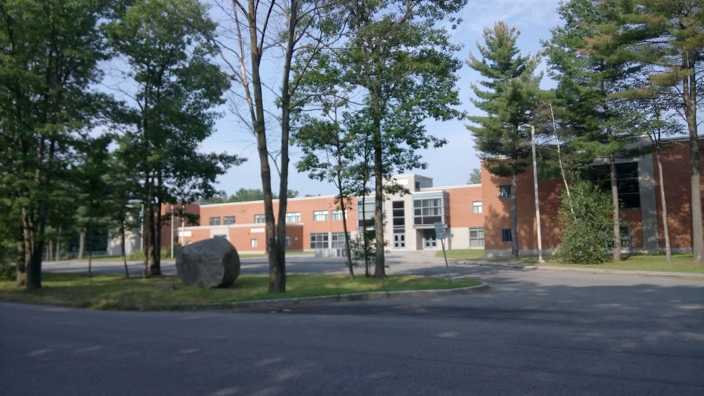 Westwood High School | 2800 Rue du Bordelais, Saint-Lazare, QC J7T 3E3, Canada | Phone: (514) 798-4500