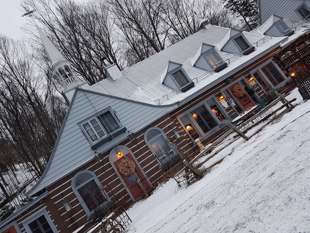 Le Petit Clocher Gîte Touristique B & B | 216 Avenue de lÉglise, Saint-Sauveur, QC J0R 1R7, Canada | Phone: (450) 227-7576