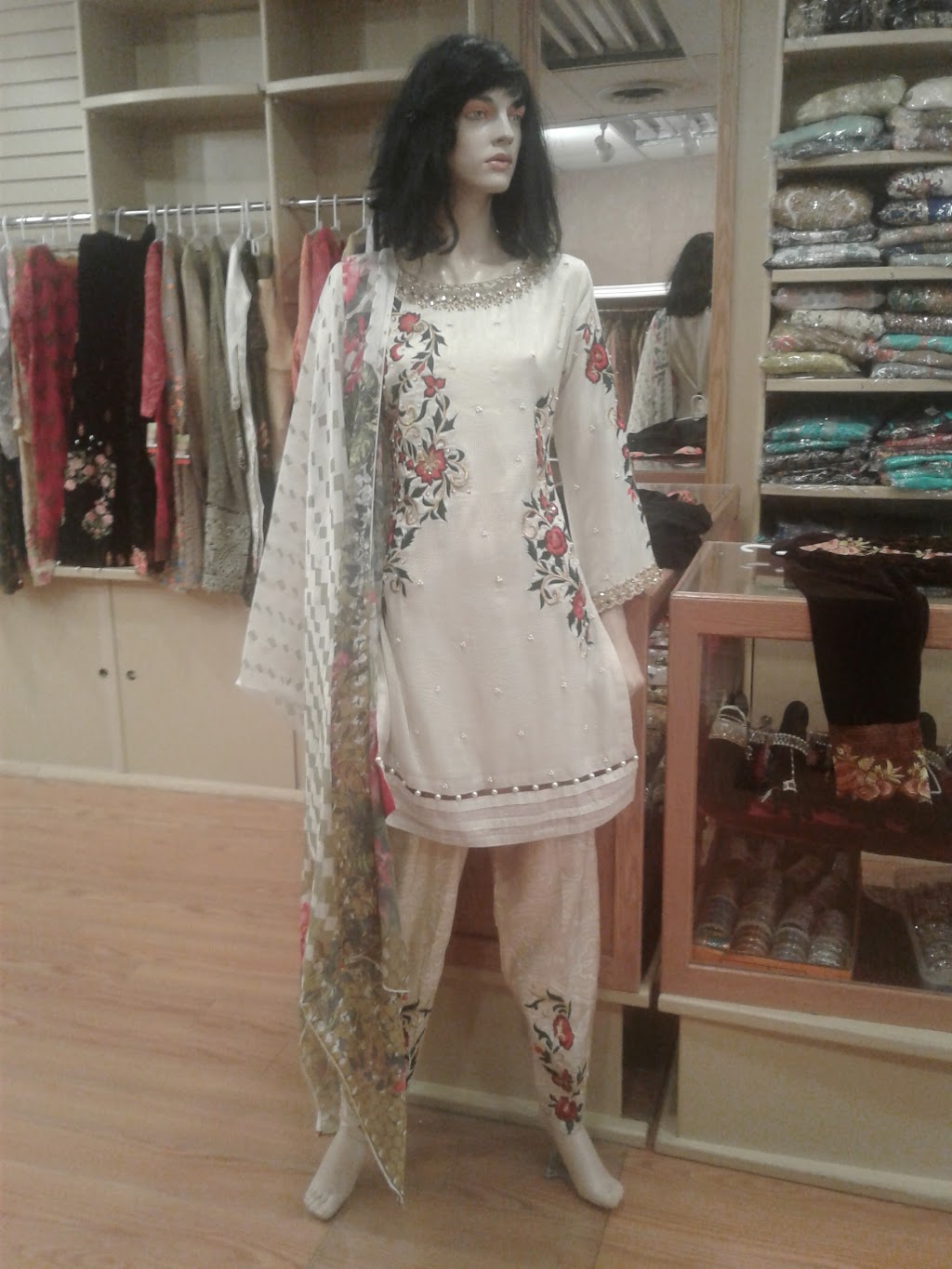 Kainaat Couture | 2623 Islington Ave, Etobicoke, ON M9V 2X4, Canada | Phone: (416) 744-3553