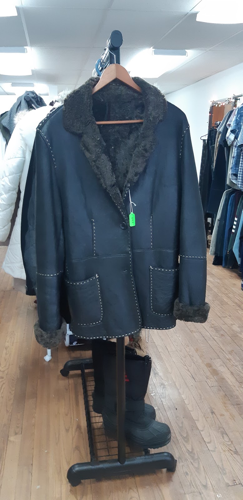 Friperie Belle et Bella Vêtements 2ème Vie | 986 Rue Galt O, Sherbrooke, QC J1H 1Z8, Canada | Phone: (819) 212-1950
