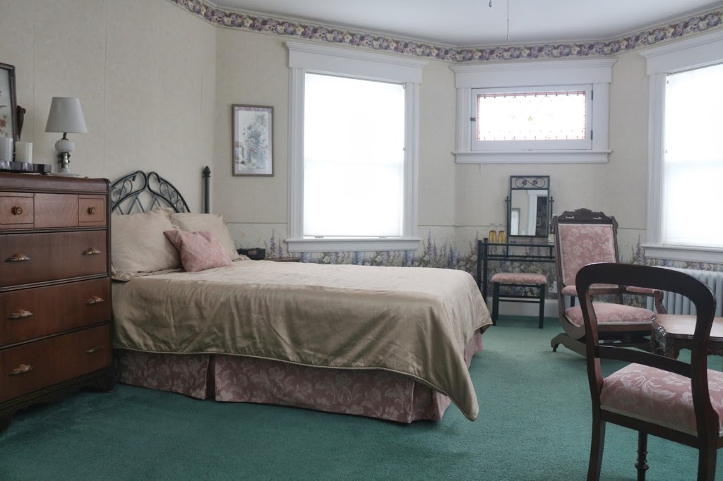 Sleepy Hollow Bed & Breakfast | 95 King St W, Gananoque, ON K7G 2G2, Canada | Phone: (613) 382-4377