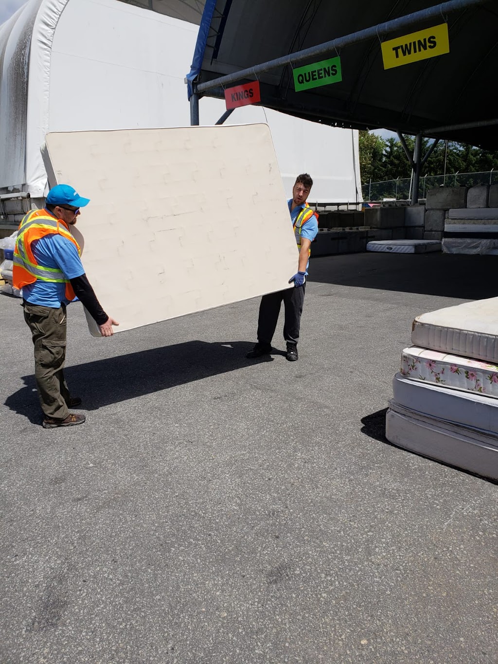 Junk Removal Pickering | JUNK WIZ | 1550 Kingston Rd, Pickering, ON L1V 6W9, Canada | Phone: (888) 565-5865