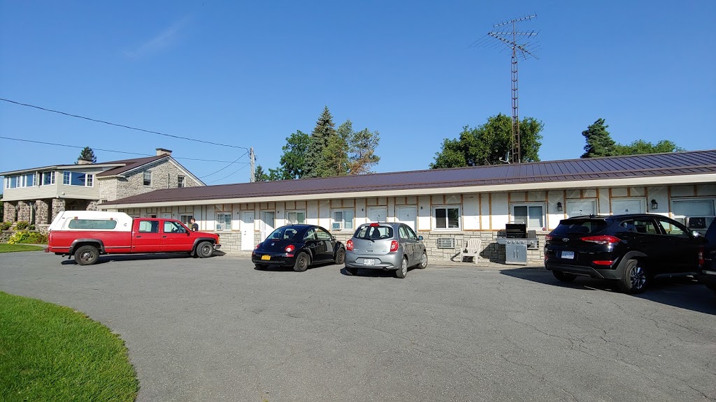 Bridgewaters Inn | 2702 County Rd 2, Johnstown, ON K0E 1T1, Canada | Phone: (613) 925-3076