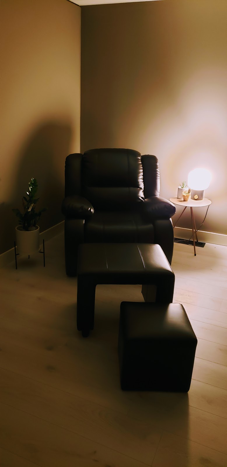 Relax body&mind massage studio | 1755 Capilano Rd #203, North Vancouver, BC V7P 3B5, Canada | Phone: (778) 954-7376