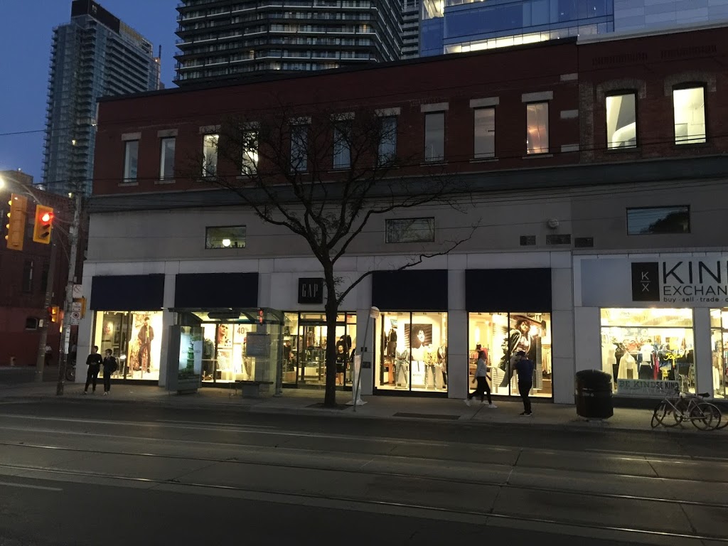 Gap | 375 Queen St W, Toronto, ON M5V 2A5, Canada | Phone: (416) 591-3517