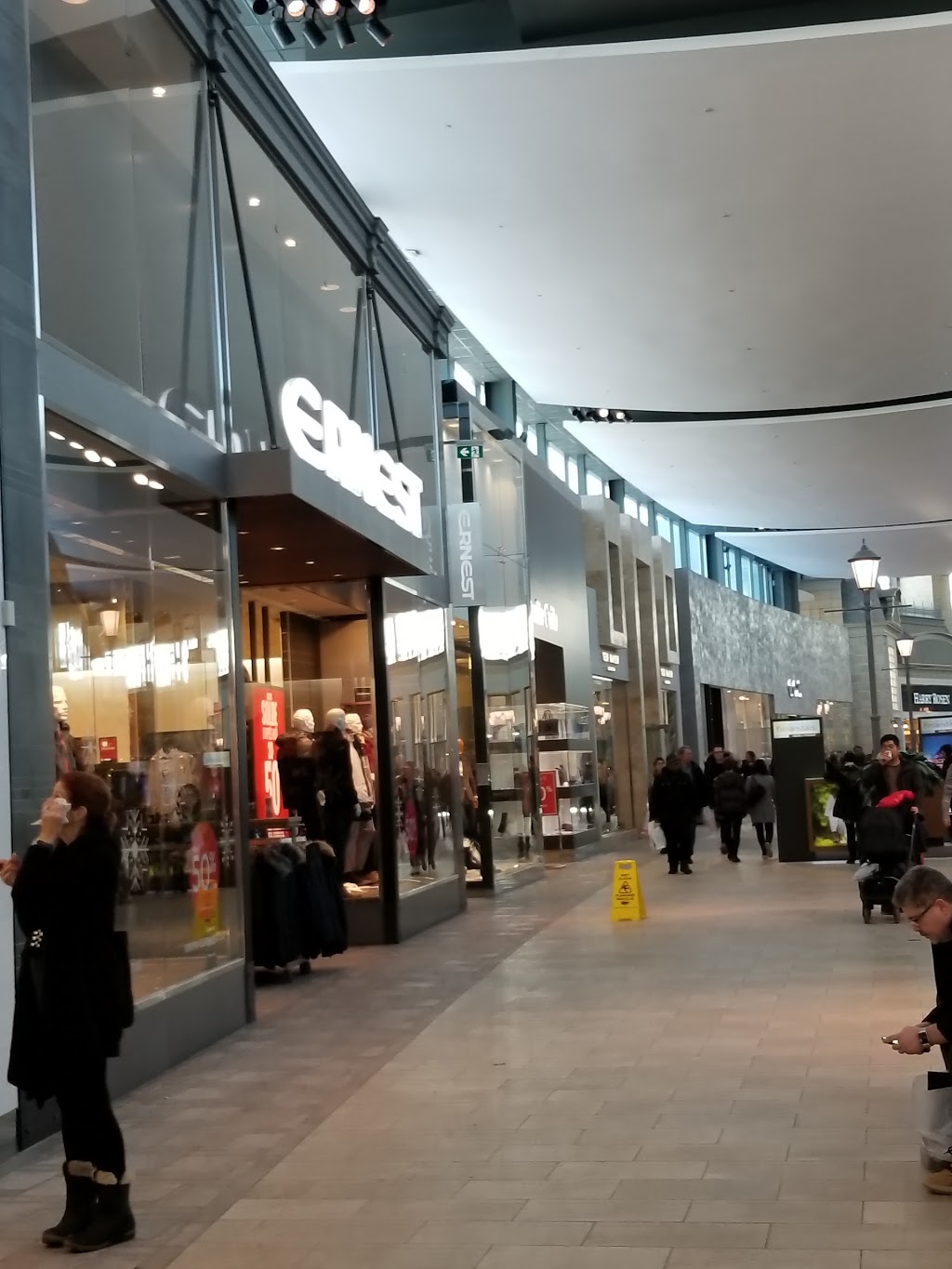 Ernest - Carrefour Laval | 3035 Boulevard le Carrefour, Laval, QC H7T 1C8, Canada | Phone: (450) 687-2378