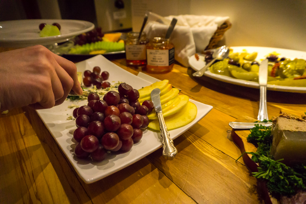 Farm Table Inn | 6755 Cowichan Lake Rd, Lake Cowichan, BC V0R 2G0, Canada | Phone: (250) 932-3205