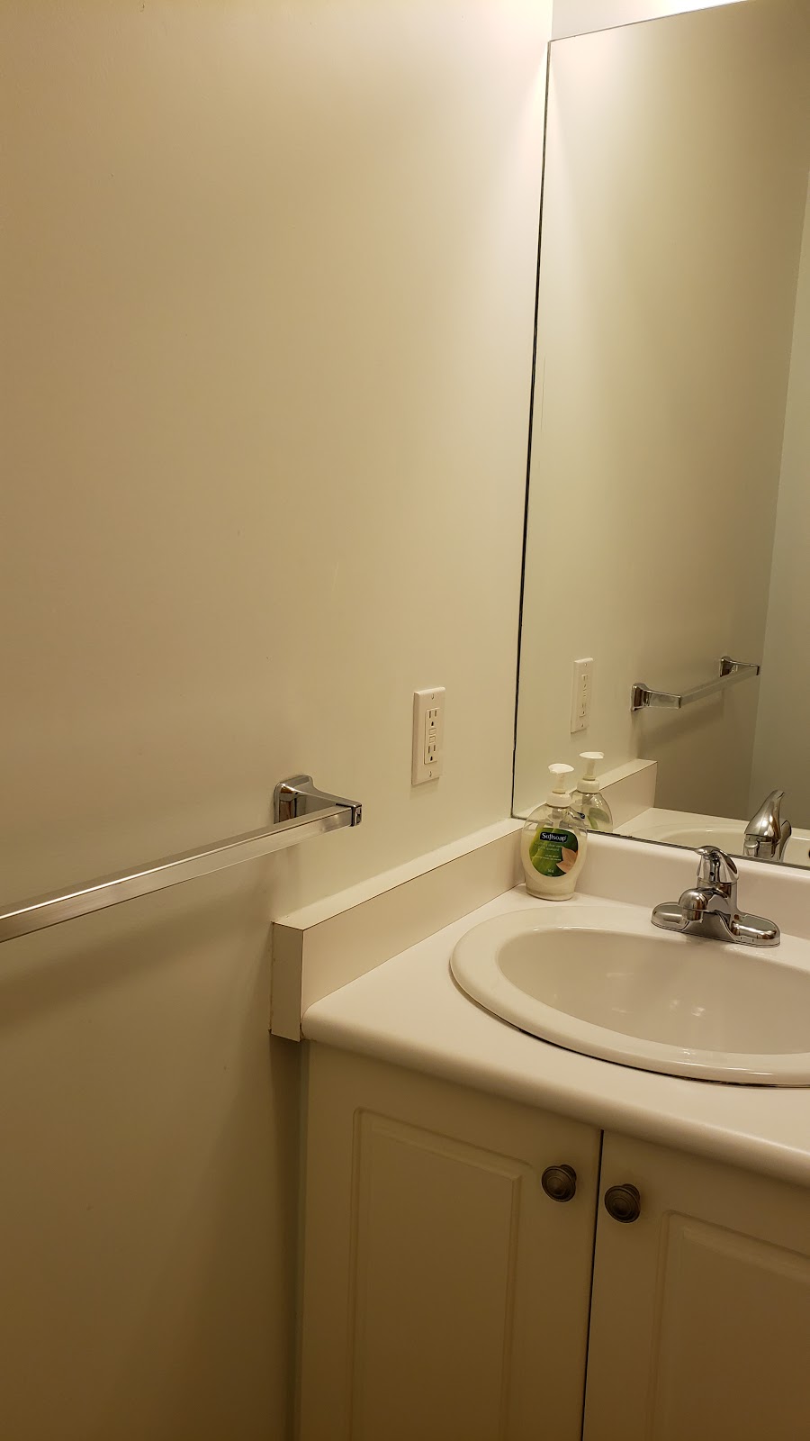Clinton and Bloor B&B | 390 Clinton St, Toronto, ON M6G 2Z2, Canada | Phone: (416) 898-8461