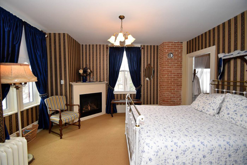 Joseph Lawrence House B&B | 492 Hurontario St, Collingwood, ON L9Y 2N1, Canada | Phone: (705) 441-6646
