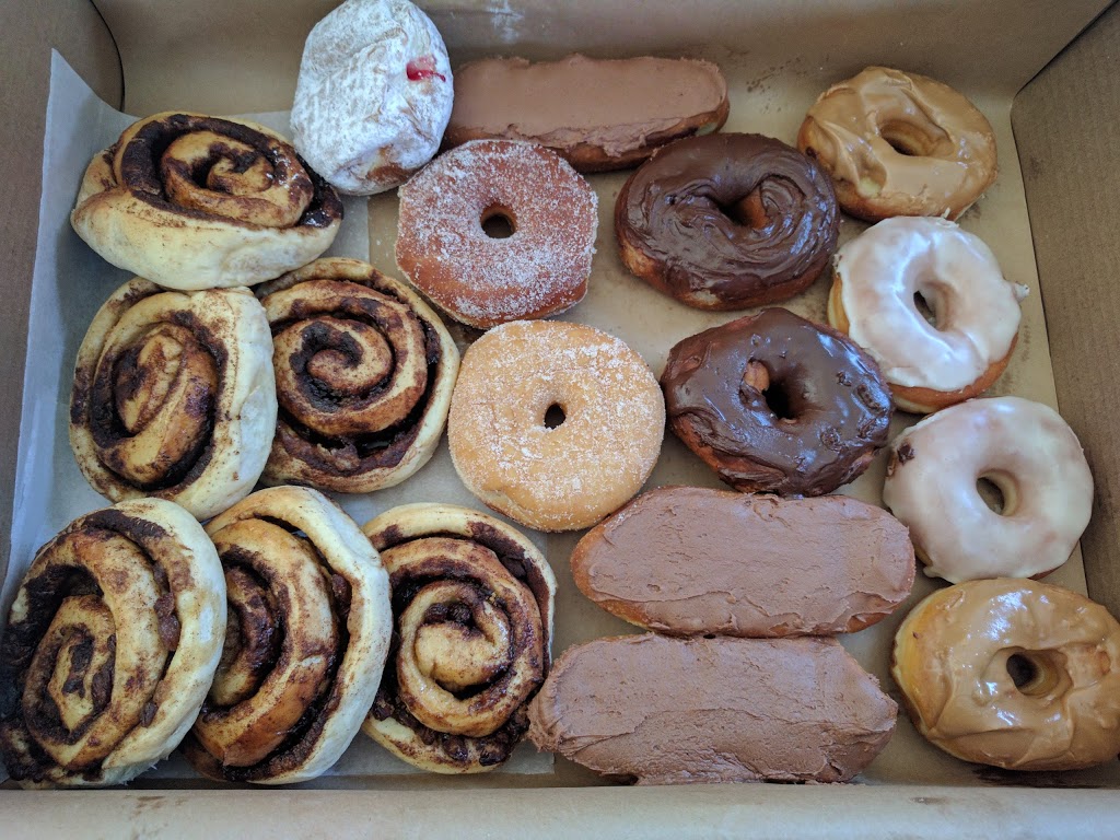 Maple Leaf Bakery | 424 4 Ave SW, Moose Jaw, SK S6H 5V4, Canada | Phone: (306) 692-8551