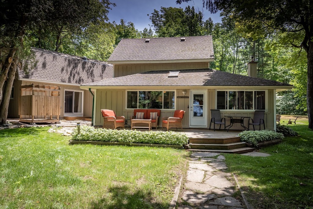 Red Bay Getaway | 81 Symon Ave, Mar, ON N0H 1X0, Canada | Phone: (519) 379-7309