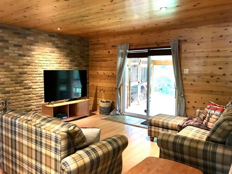 Chalet Zazlo | 395 Rue des Pâquerettes, Chertsey, QC J0K 3K0, Canada | Phone: (514) 977-8834