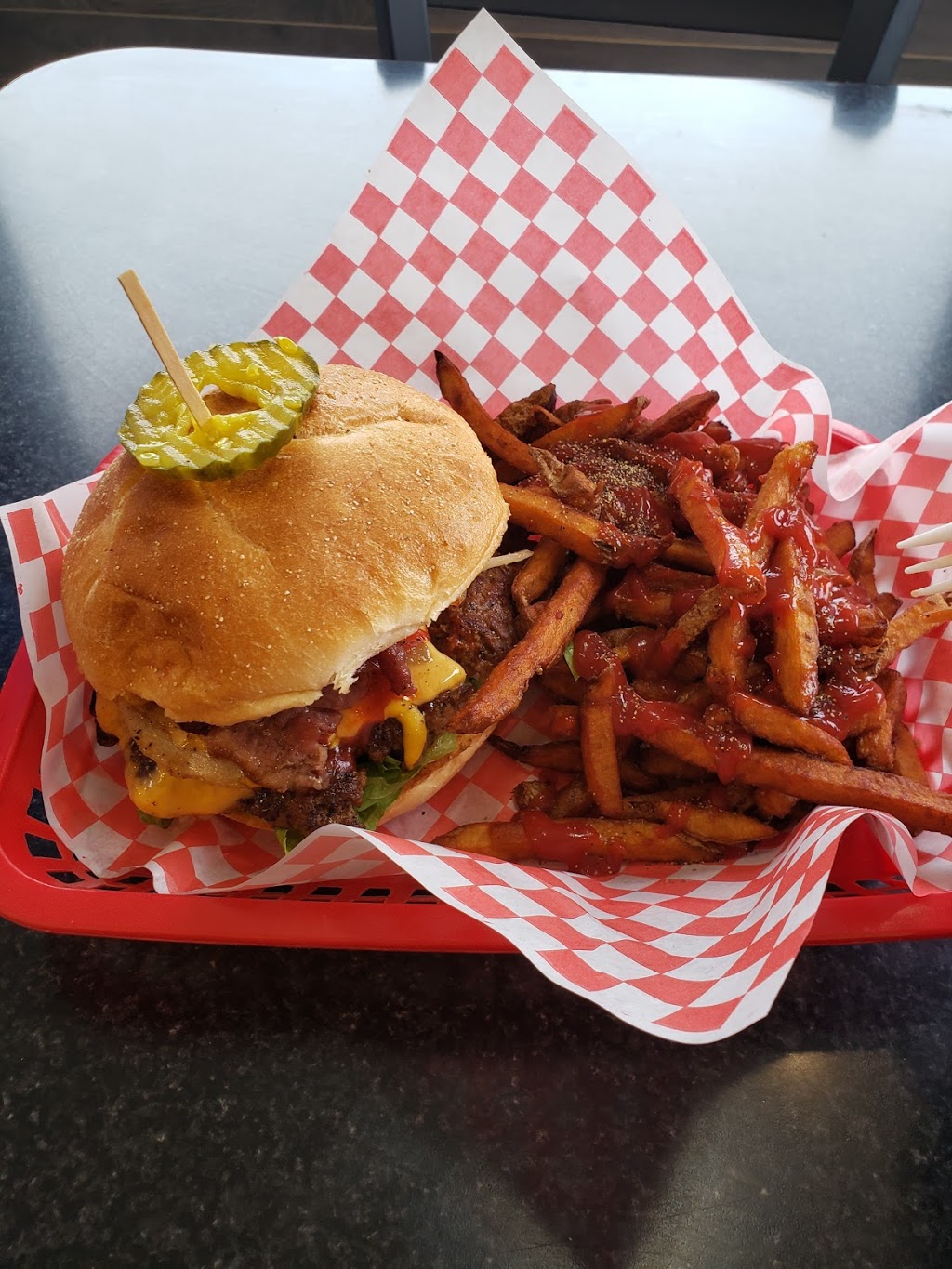 Charger Gourmet Burger & poutine | 392 Pleasant St, Dartmouth, NS B2Y 3S5, Canada | Phone: (902) 469-6749