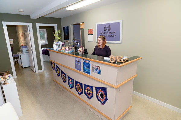 Intuitive Touch Massage Therapy | 921 Fairdowne Rd D, Parksville, BC V9P 0B2, Canada | Phone: (250) 228-5642