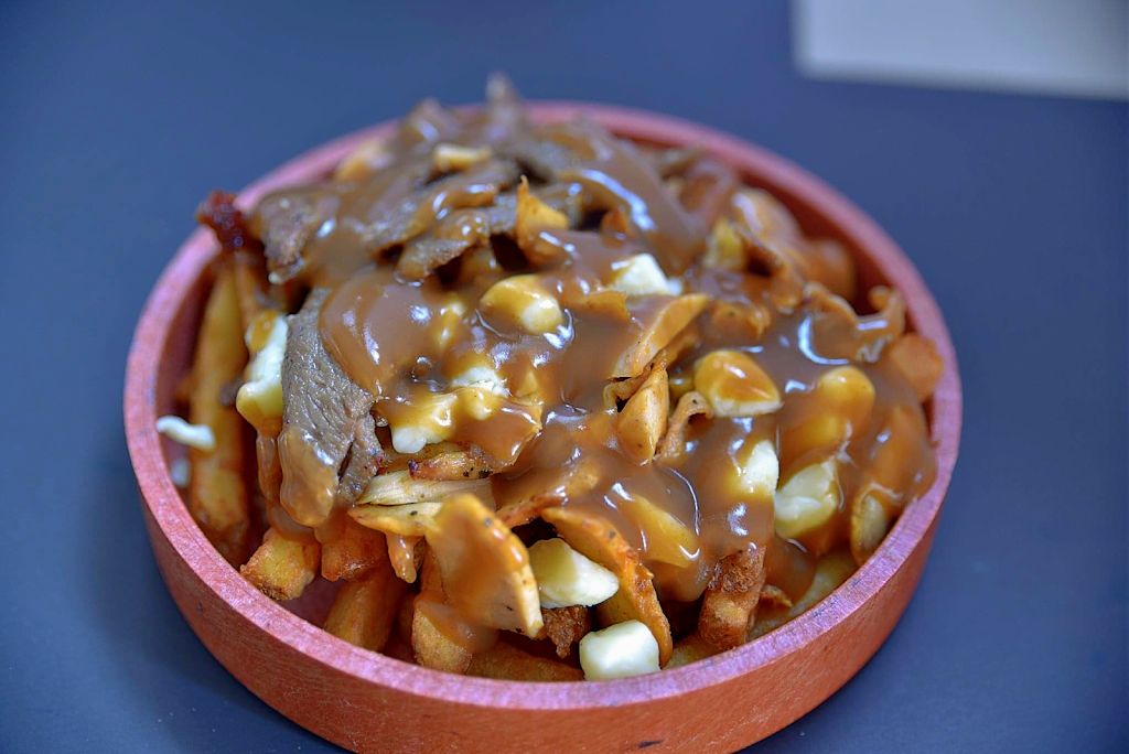Big H Shawarma & Poutine Restaurant | 3210 Swansea Crescent, Ottawa, ON K1G 3W4, Canada | Phone: (613) 736-8881