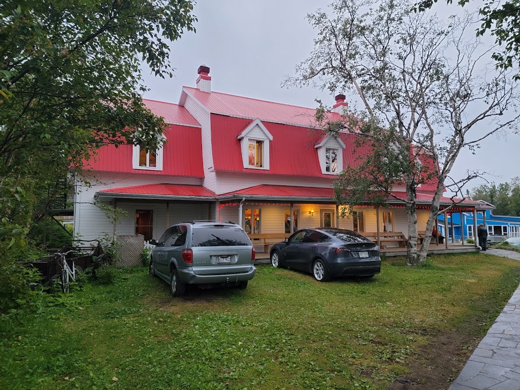 Tadoussac Hostel | 158 Rue du Bateau Passeur, Tadoussac, QC G0T 2A0, Canada | Phone: (418) 235-4372