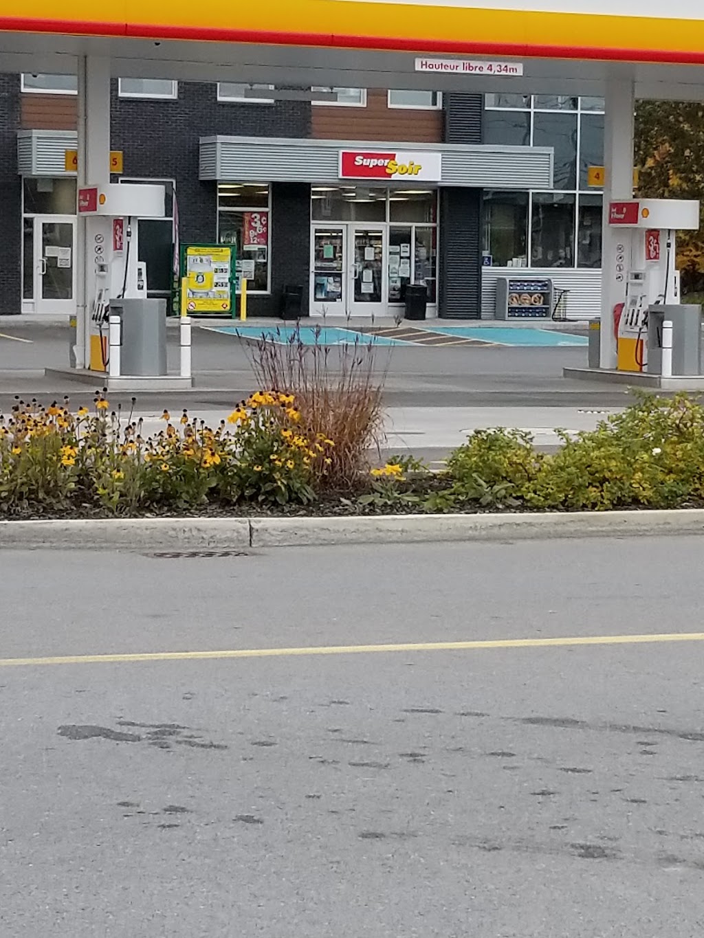 Sonic - Dépanneur Sonichoix | 680 Rue Jean-Rioux, Trois-Pistoles, QC G0L 4K0, Canada | Phone: (418) 851-4735