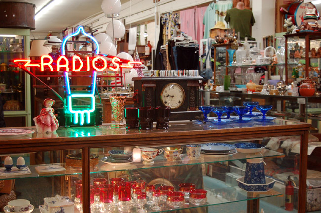 Aladdins Antiques and Records | 427 W Holly St, Bellingham, WA 98225, USA | Phone: (360) 647-0066